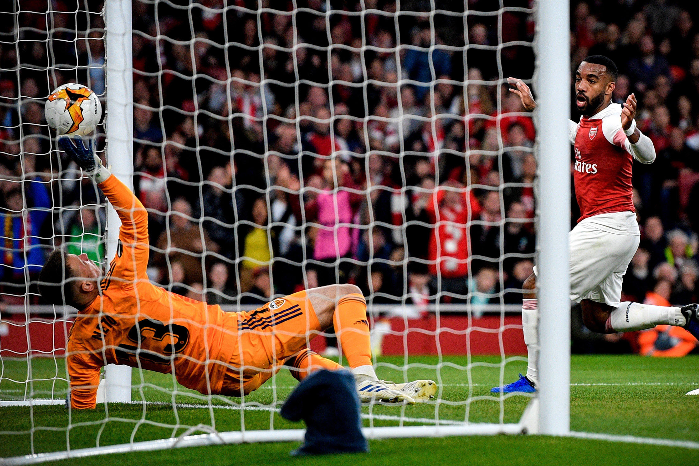Jaque al Valencia 1 Lacazette supera a Neto para dar la vuelta al gol inicial de Diakhaby.