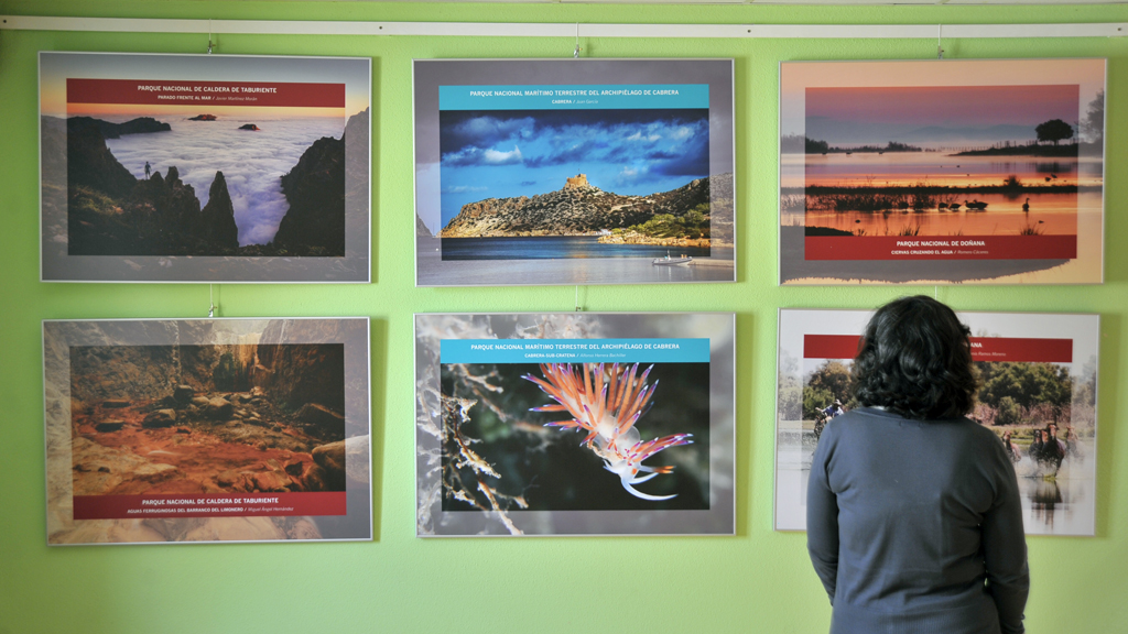 La exposición ‘Parques Nacionales’ recoge,  en la Sala de Exposiciones de la Casa Joven, fotografías seleccionadas en un concurso nacional celebrado con motivo del centenario de la Red estatal. / Kamarero