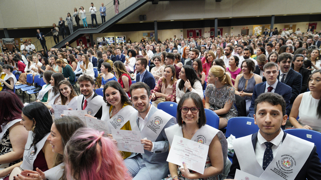 Los graduados de Publicidad y Relaciones Públicas muestran orgullosos sus diplomas. / ALBERTO MORALA