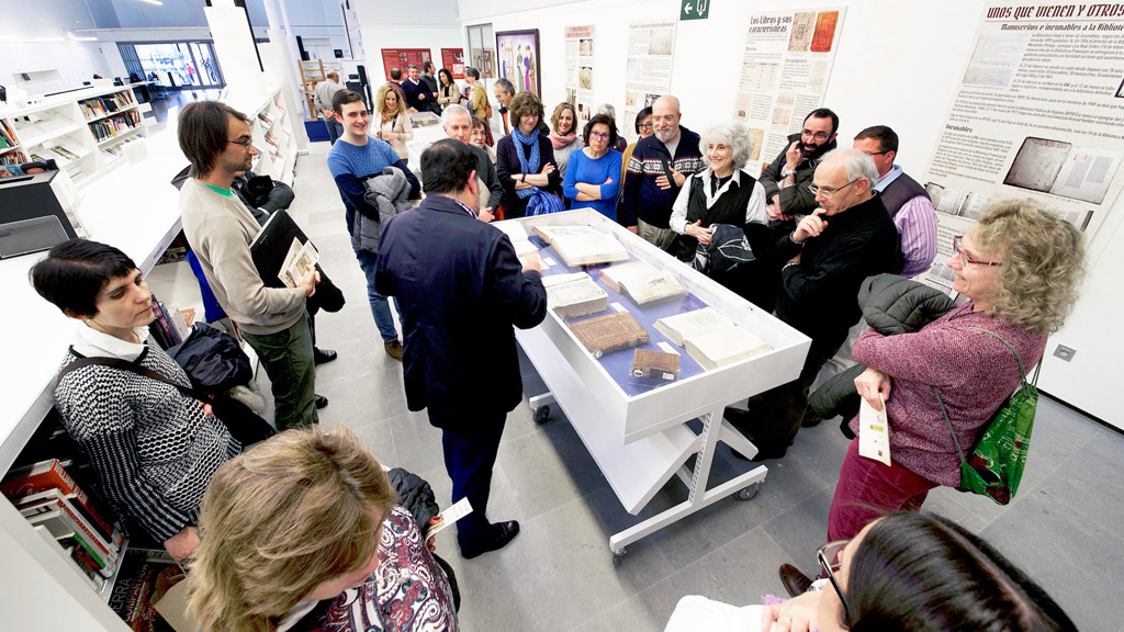 El patrimonio bibliográfico recupera su lugar 1 Varias personas atienden las explicaciones del profesor Fermín de los Reyes en una jornada de visitas . / el adelantado