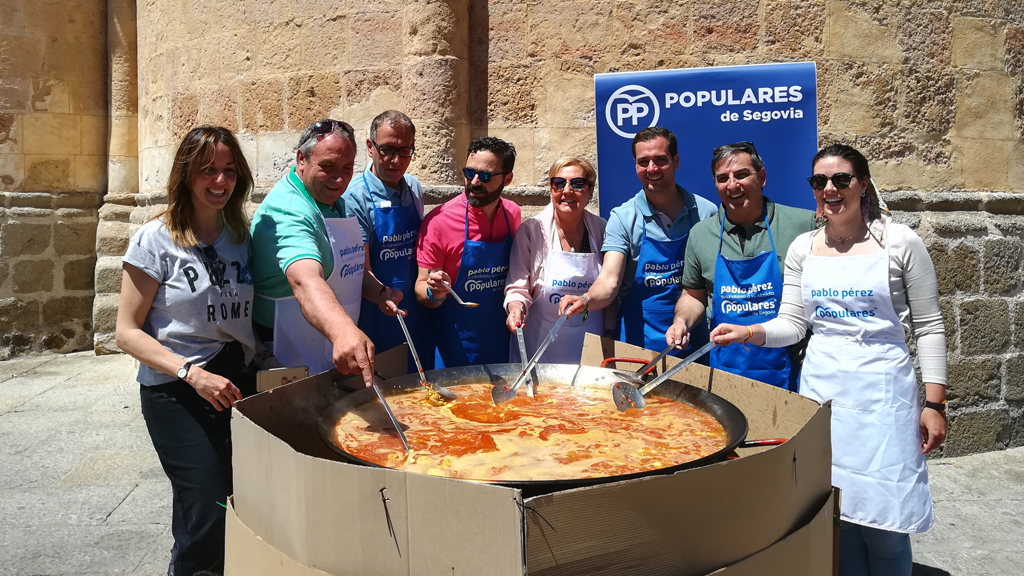 Pablo Pérez prepara la paella junto a miembros de su candidatura y dirigentes del partido. / El Adelantado
