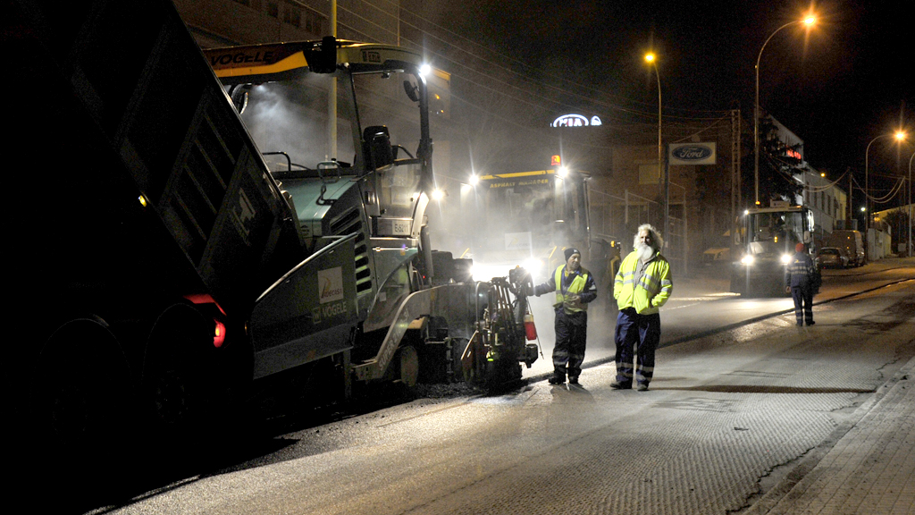 Trabajos de asfaltado realizado durante la noche esta semana en el polígono industrial de El Cerro. / Kamarero