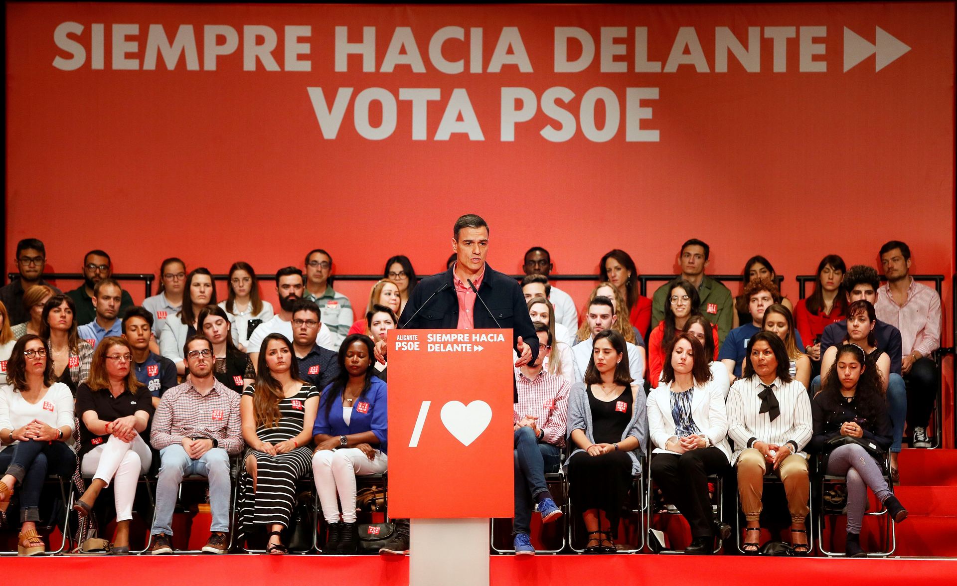 El presidente en funciones, Pedro Sánchez, durante su intervención ayer en el mitin de campaña en Alicante.