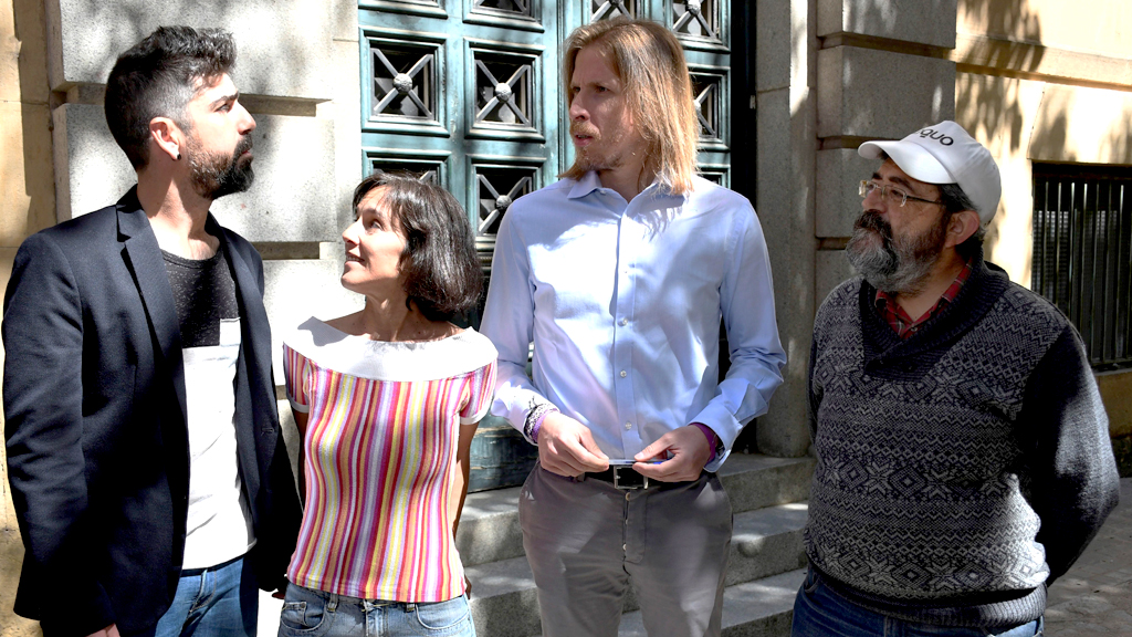 Pablo Fernández charla con el candidato a la Alcaldía de Segovia, Guillermo San Juan, durante su visita a la ciudad. / EFE