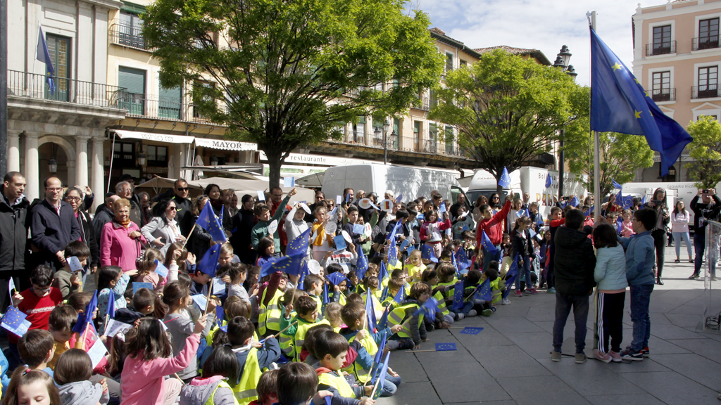 Un grupo de escolares asiste a los actos de celebración del Día de Europa. / Nerea Llorente