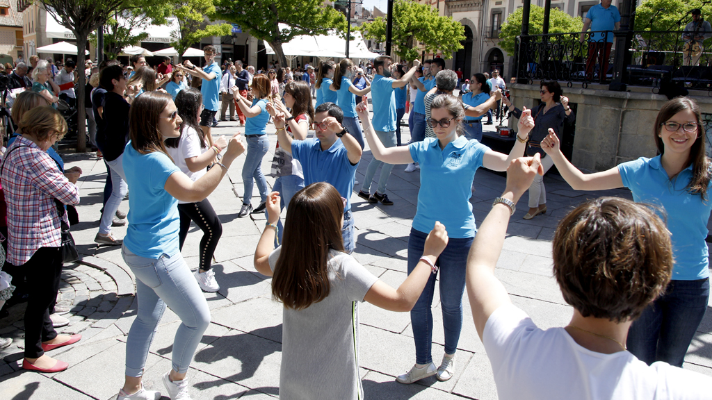 ‘¡Ven a bailar!’ es una iniciativa de la Asociación Cultural Grupo de Danzas La Esteva que reivindica el baile, en este caso tradicional, para todos los públicos. / Nerea Llorente
