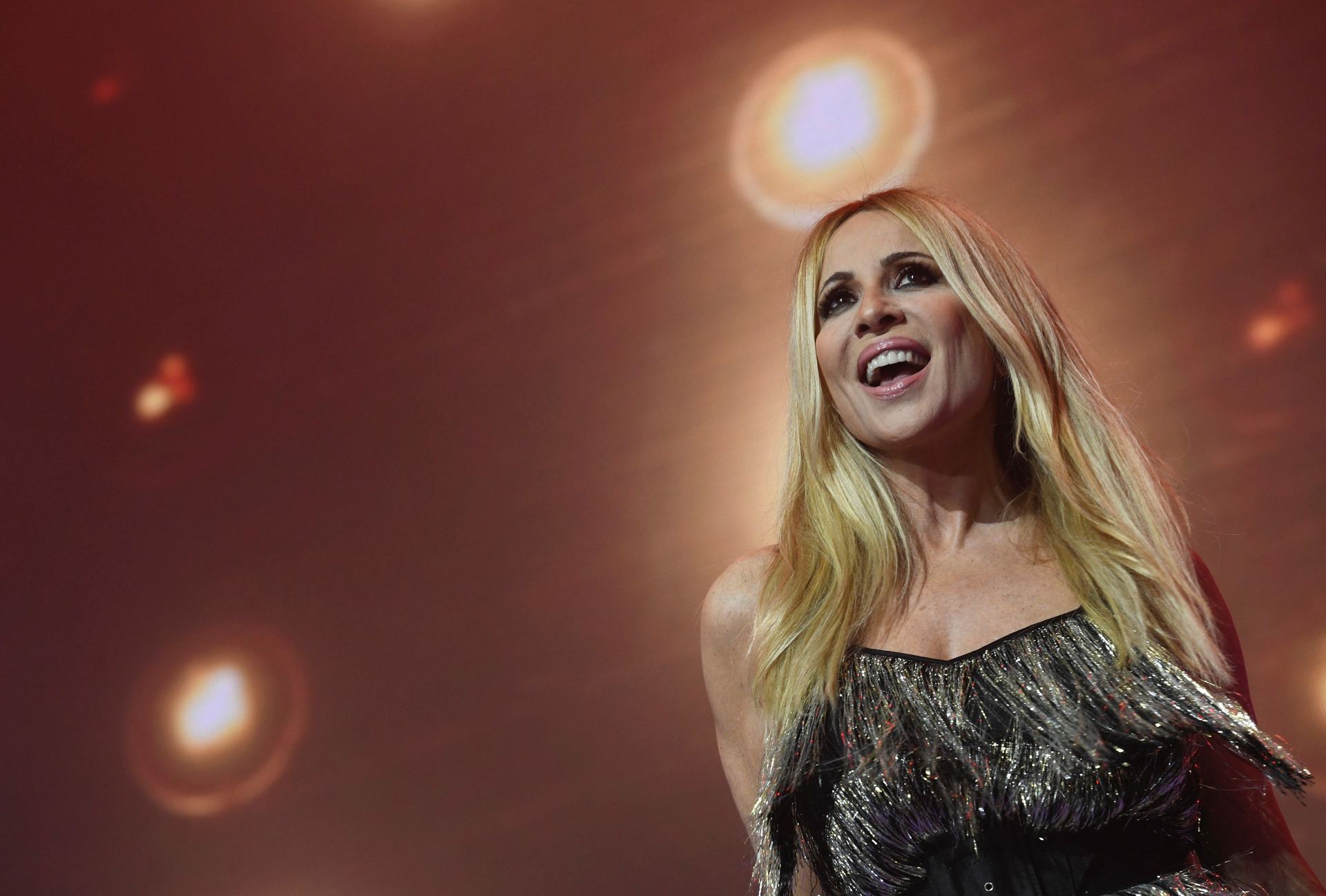 La cantante Marta Sánchez, durante su actuación en un concierto. / efe