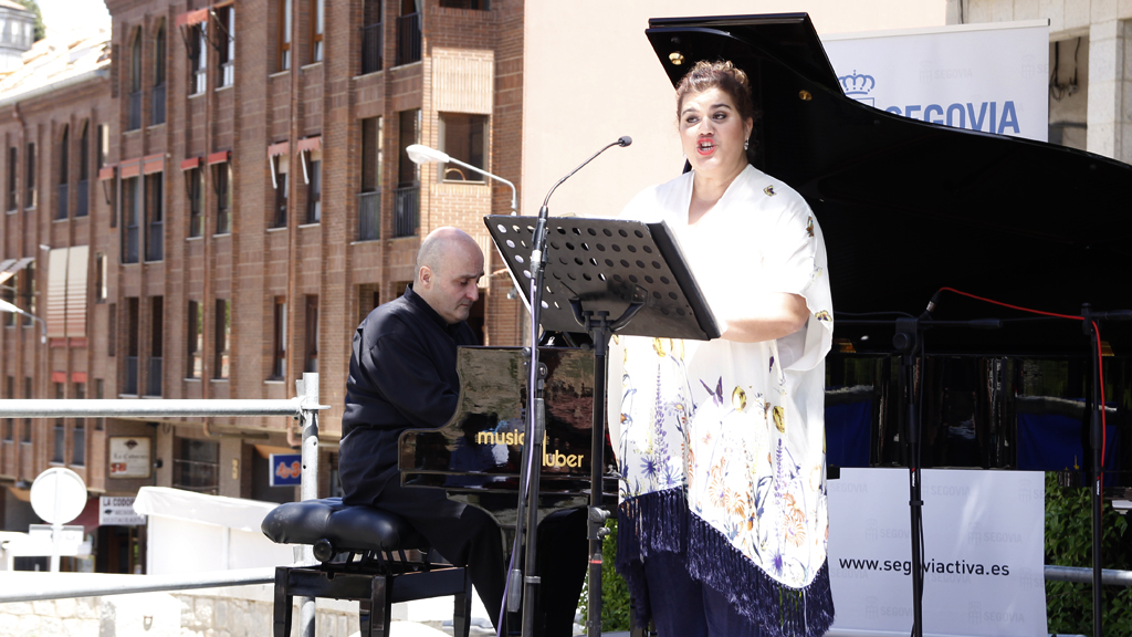 Sara Matarranz, acompañada al piano, ofreció un recital de música europea y española. / Nerea Llorente