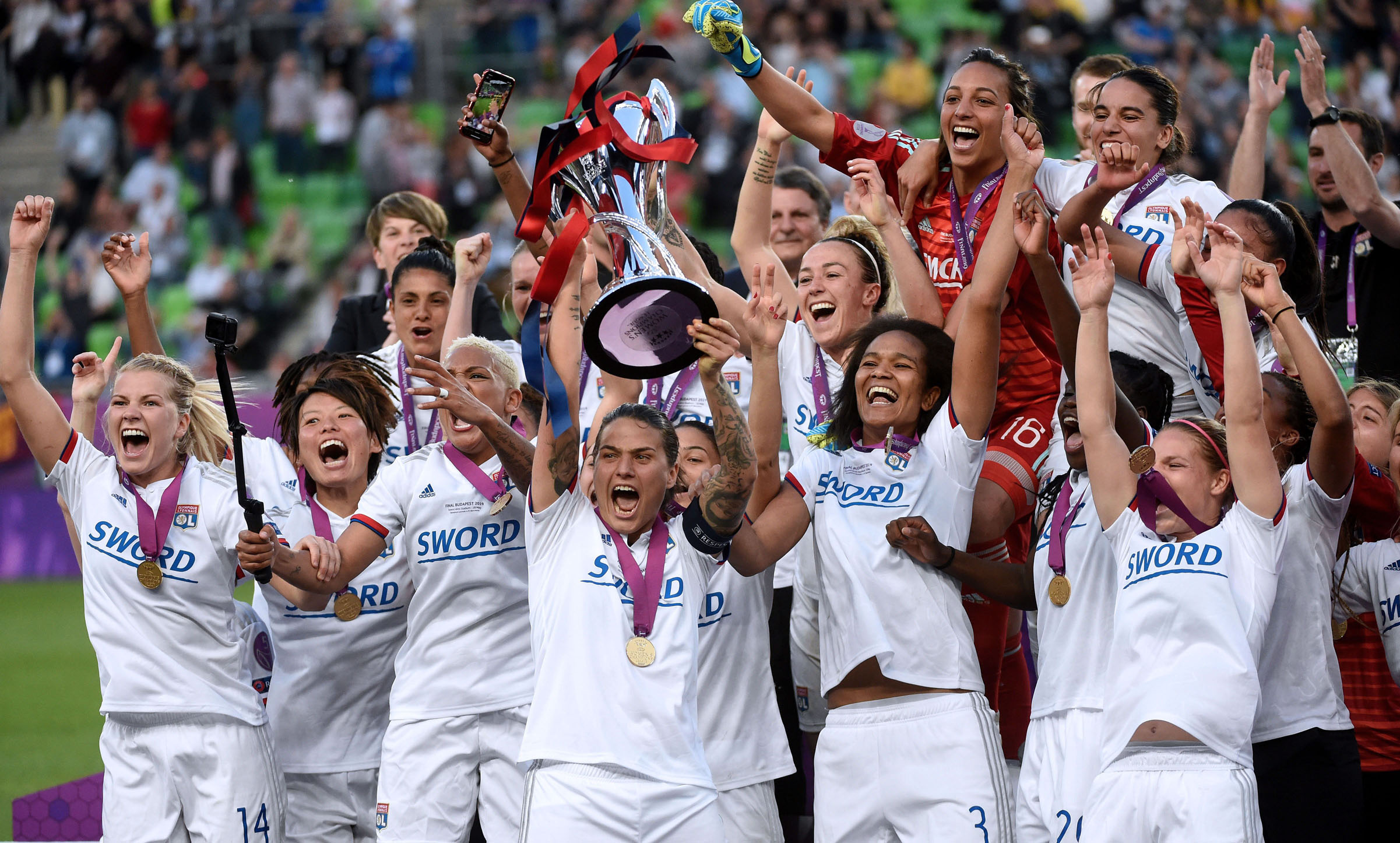 Las jugadoras del Olympique Lyon levantan la Champions tras golear en la final al Barcelona. / EFE
