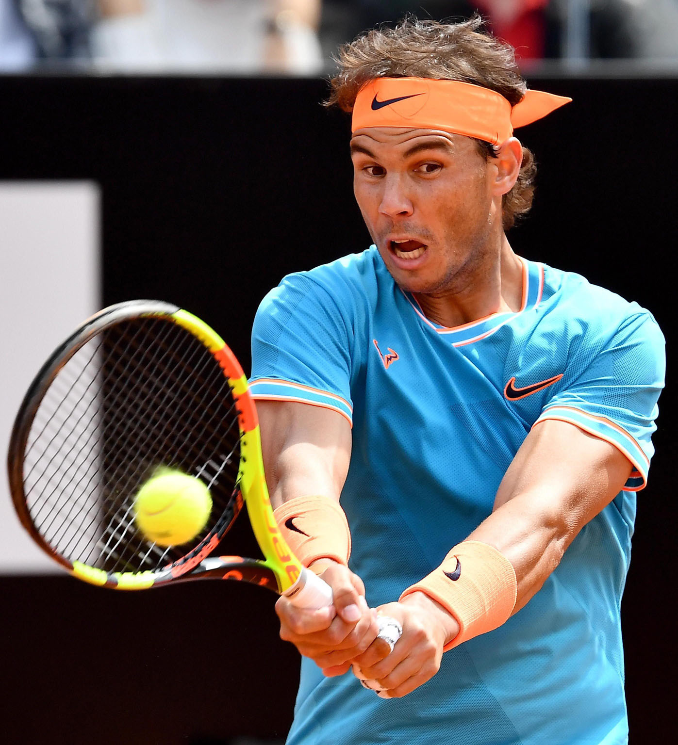 Rafa Nadal devuelve una bola. / EFE