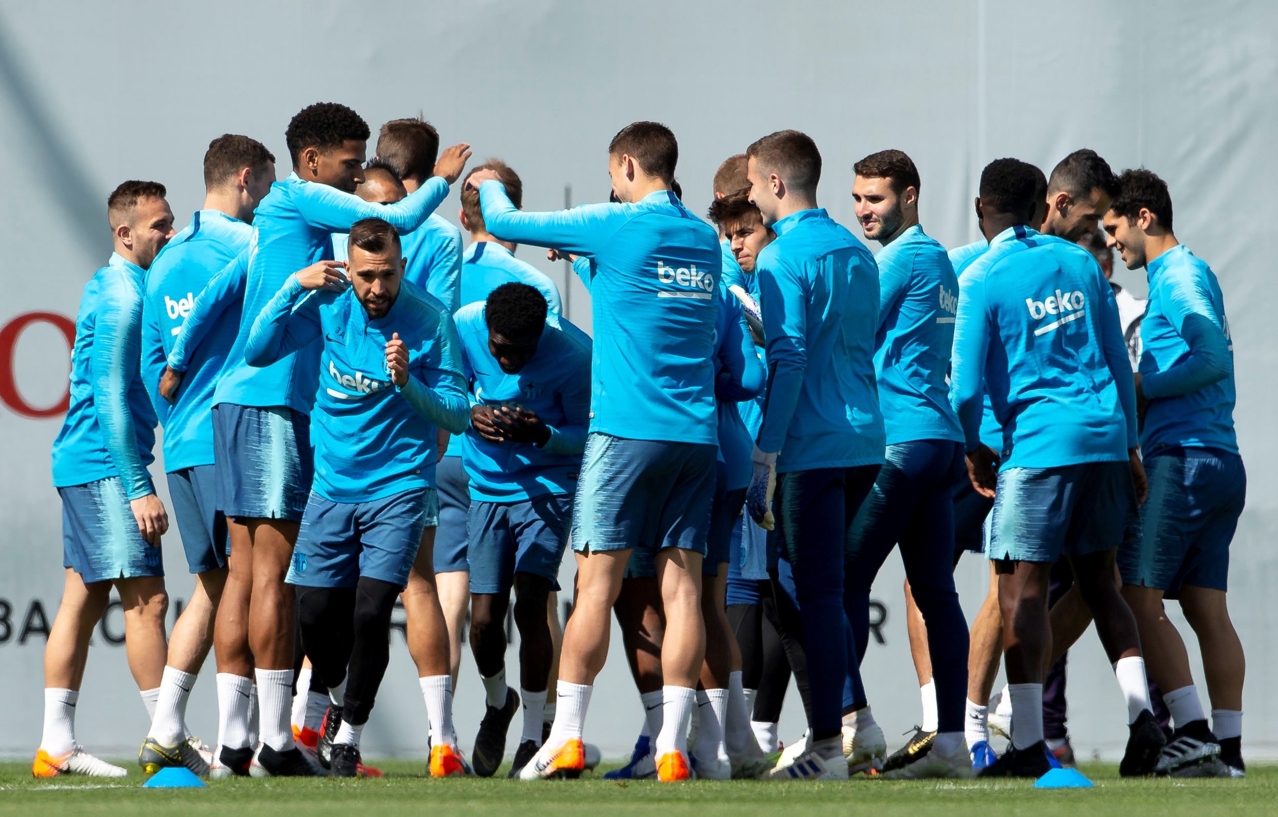 Los jugadores del Barça, en el entrenamiento de ayer. / EFE