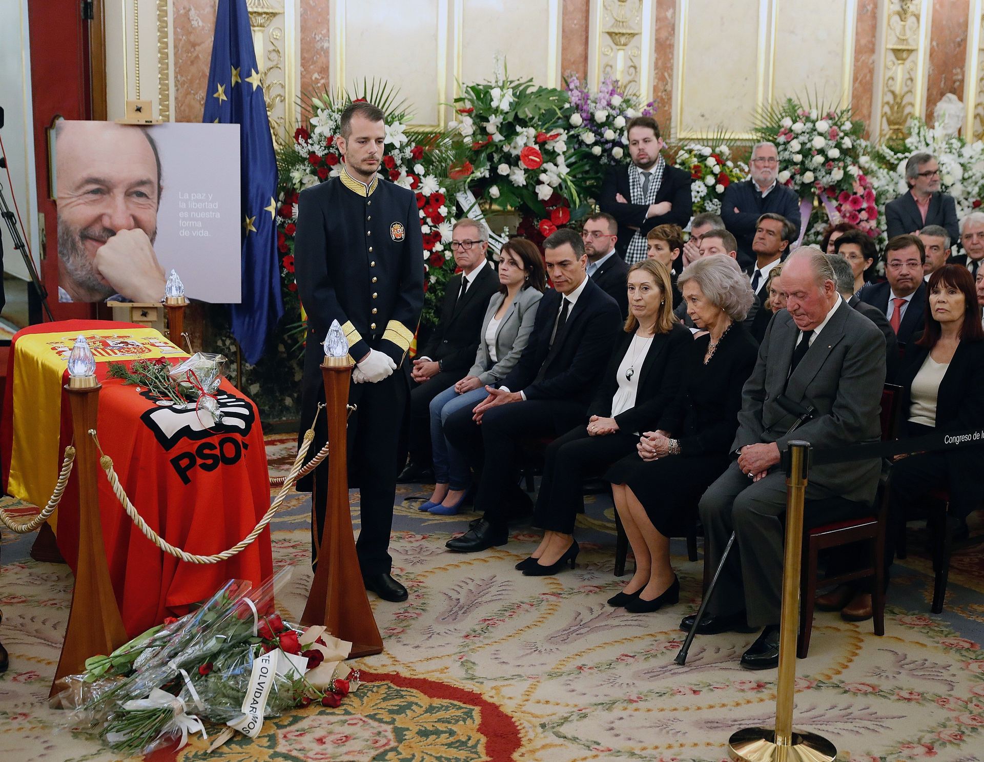 Personalidades políticas y decenas de ciudadanos rindieron homenaje a Rubalcaba en su capilla ardiente.