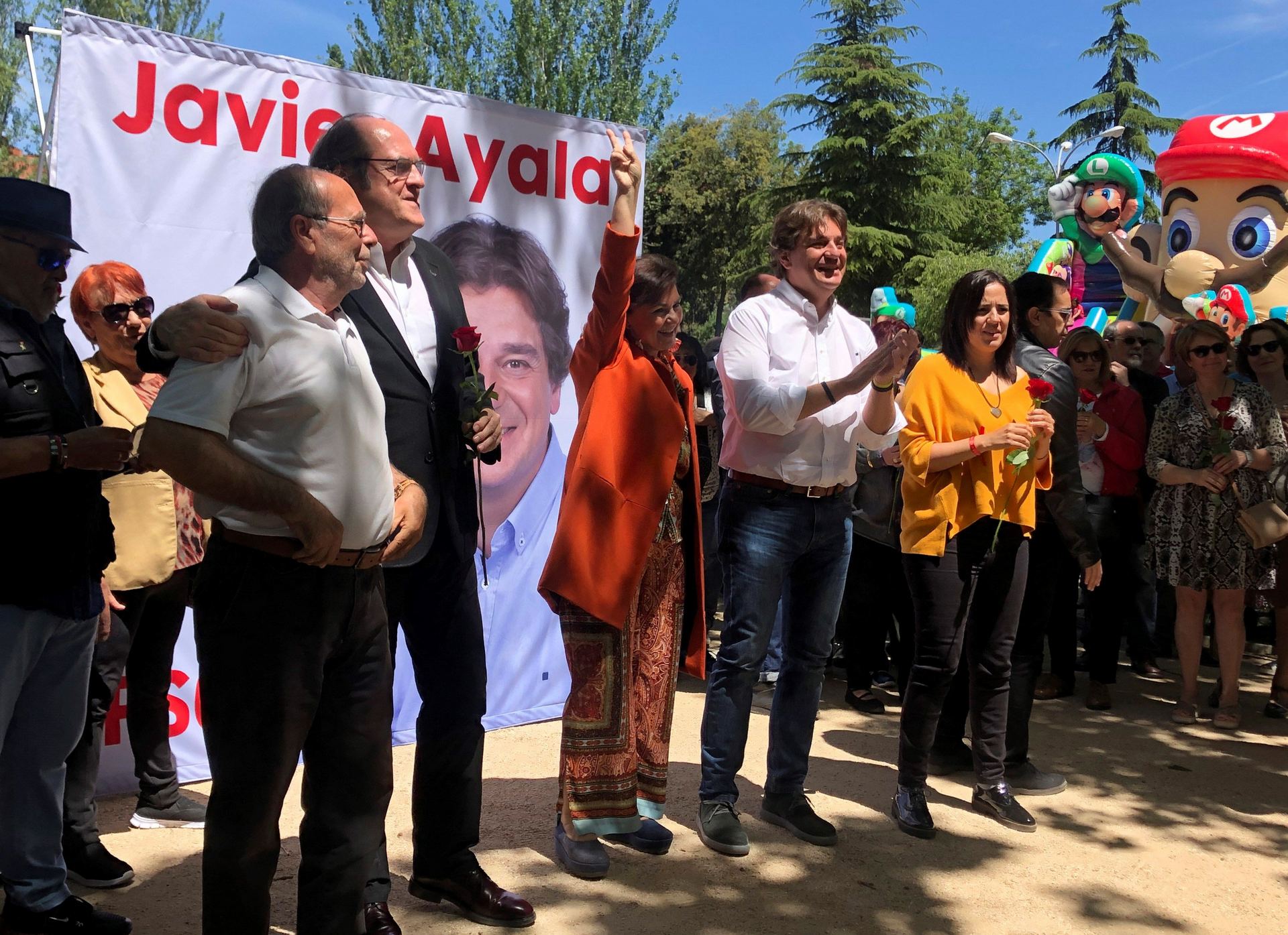 Carmen Calvo (c) durante el mitin celebrado en Fuenlabrada.