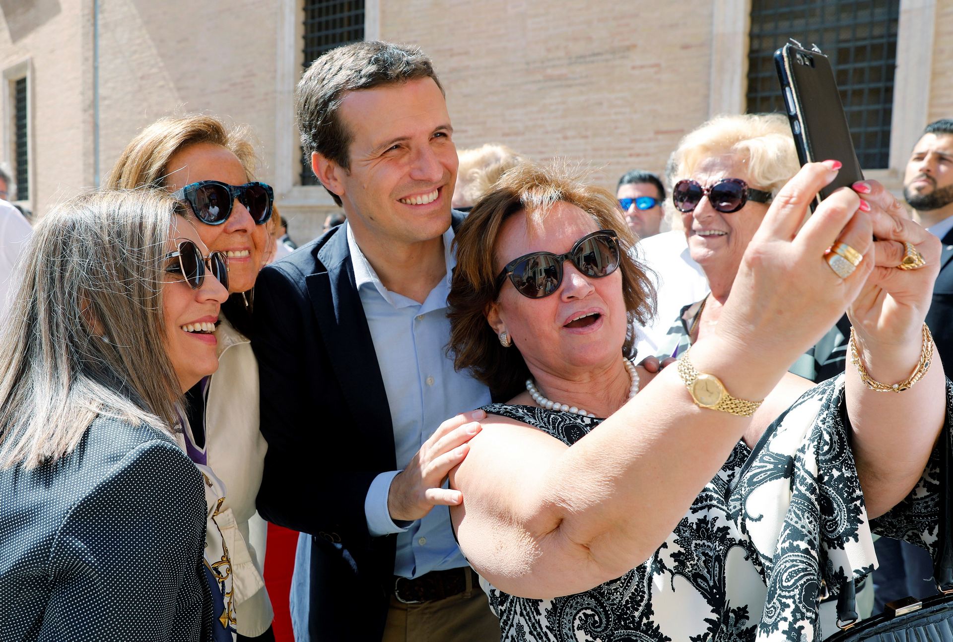 Pablo Casado se fotografía con unas seguidoras antes del acto celebrado en el Ateneo de Valencia.