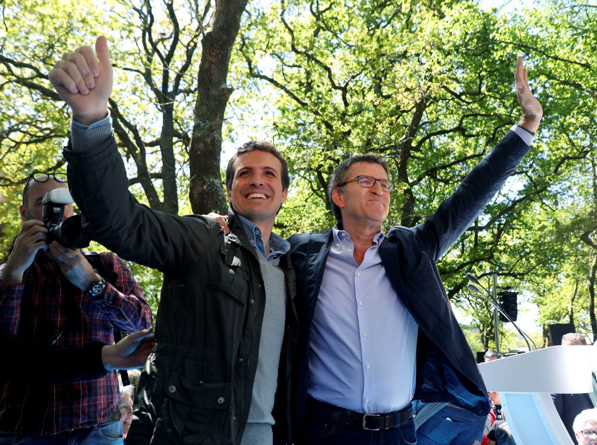 El presidente nacional del PP, Pablo Casado (i) junto al presidente de la Xunta y líder popular Alberto Núñez Feijóo.