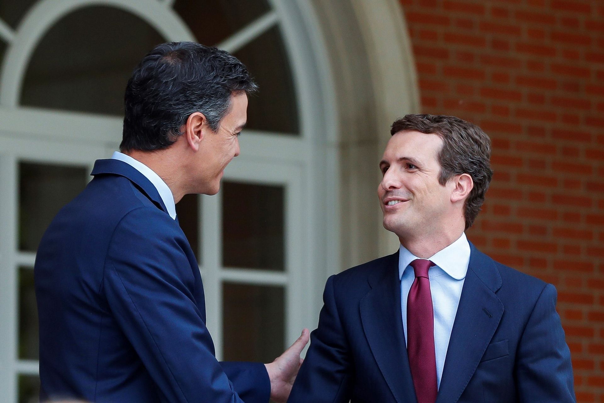El presidente del Gobierno en funciones, Pedro Sánchez (izda), junto al líder del PP, Pablo Casado, en Moncloa.