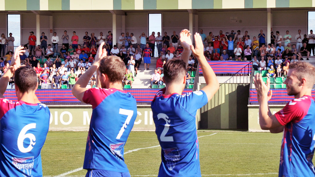 Los jugadores de la Segoviana saludan a la afición en los prolegómenos de un partido. / KAMARERO