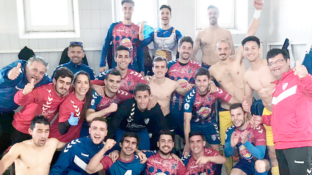 Primer objetivo cumplido 1 La plantilla de la Segoviana celebra su clasificación para la fase de ascenso. / GIMNÁSTICA SEGOVIANA