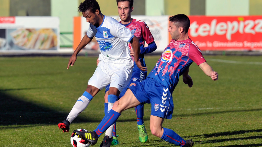 Manu intercepta el pase de un contrario en un encuentro jugado en casa por la Gimnástica Segoviana. / KAMARERO