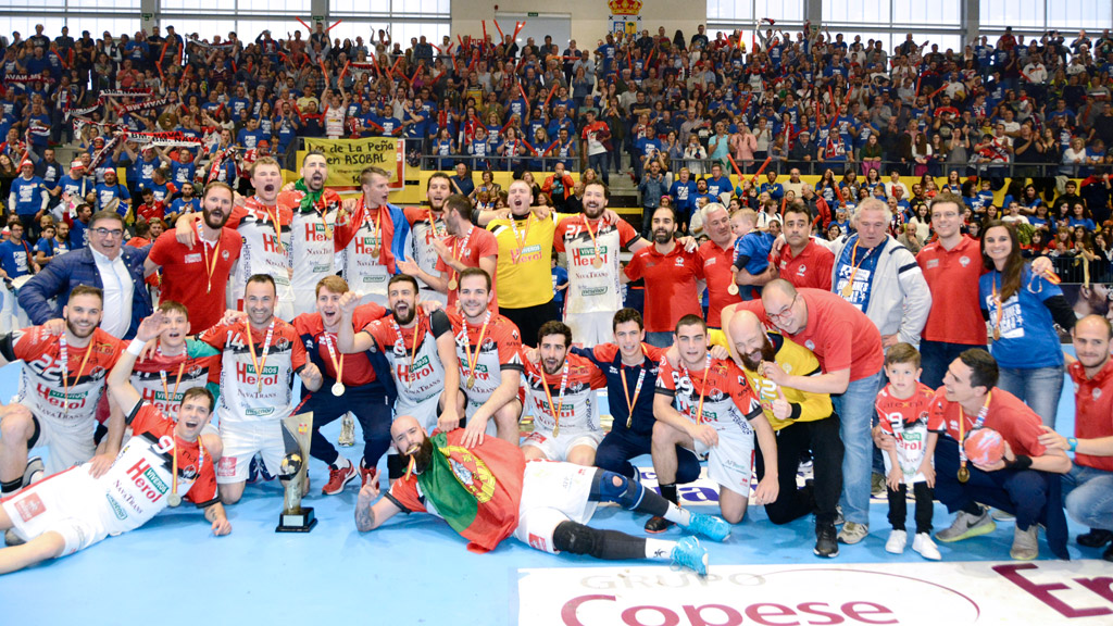 La familia del Balonmano Nava, con los jugadores, el cuerpo técnico, el presidente y todos los aficionados que han vibrado con el equipo desde el primer día hasta el último, celebrando el final de la temporada. / AMADOR MARUGÁN