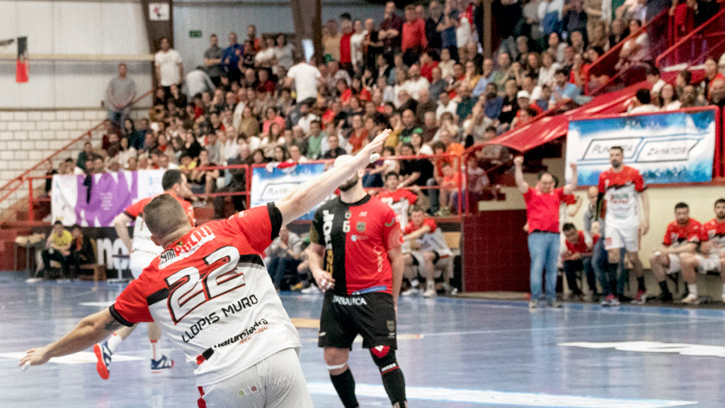 Antonio Llopis celebra uno de los goles logrados desde los siete metros durante el partido ante el Atlético Novás. / DANIEL PÉREZ