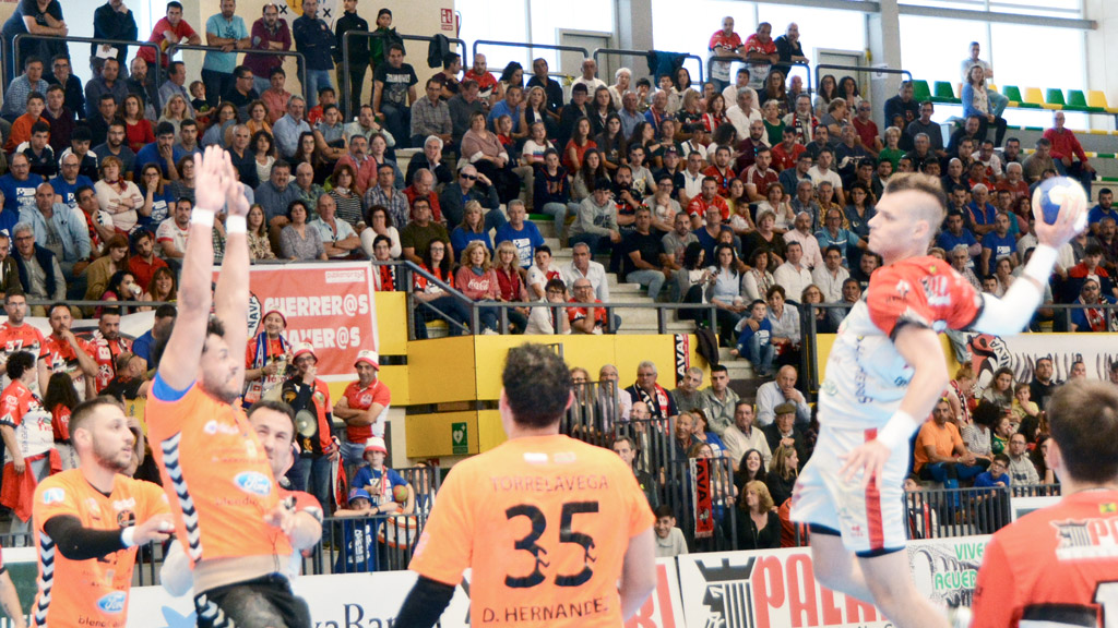 Toma Brakocevic se eleva sobre la defensa del Torrelavega tratando de batir la portería cántabra en una acción de la primera parte del partido. / AMADOR MARUGÁN