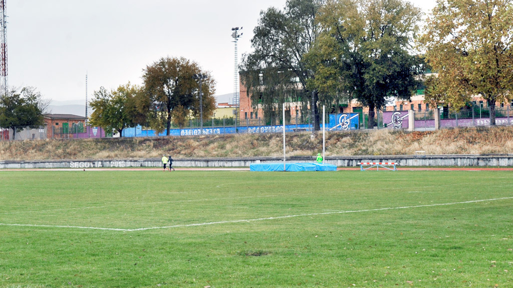 Vista parcial de las pistas de atletismo de La Albuera, con el talud donde se pretende construir el módulo cubierto. / KAMARERO