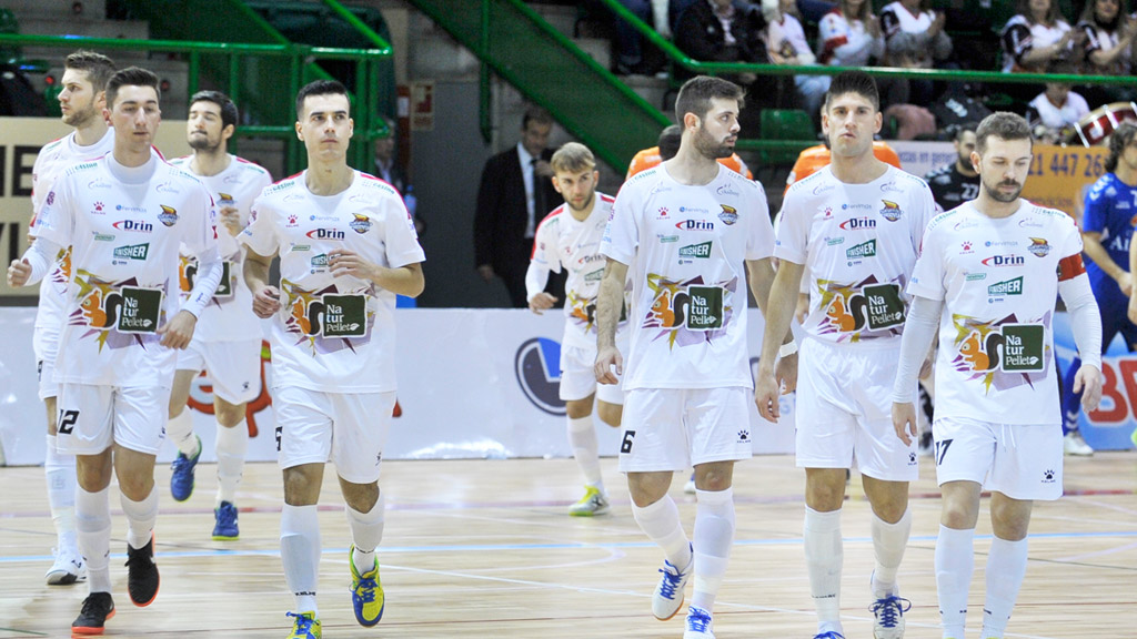 Los jugadores del Naturpellet Segovia Futsal saltan a la cancha para jugar un partido de Liga. / KAMARERO