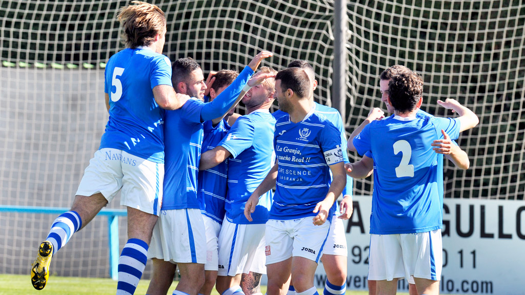 El CD La Granja celebra un gol en el partido contra la SD Almazán. / KAMARERO