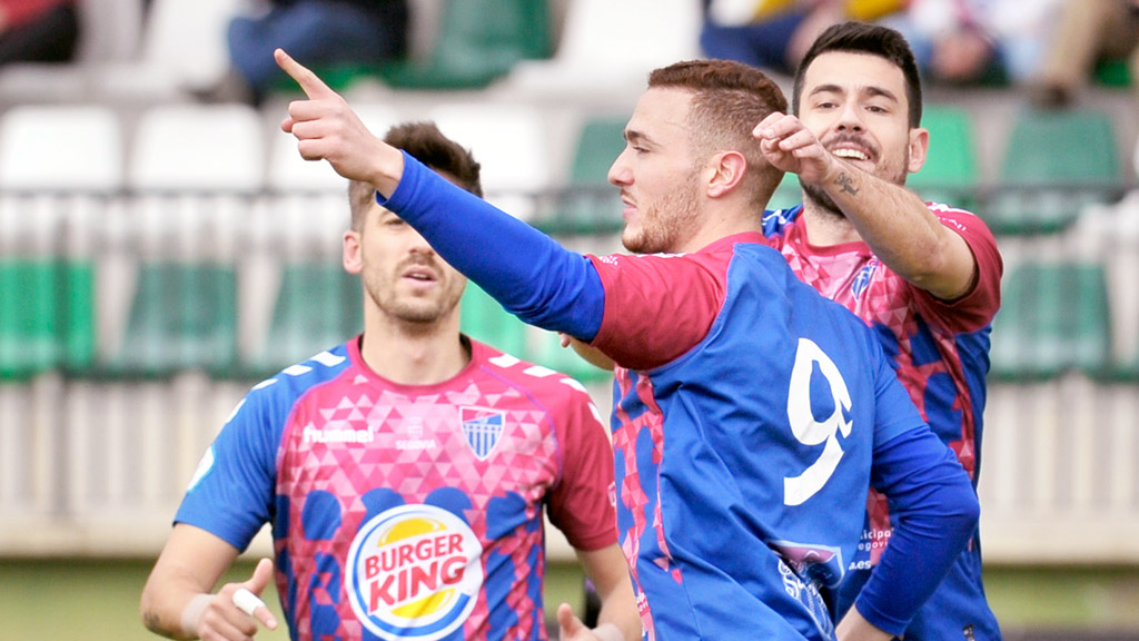 Mika y Dani Calleja se acercan para celebrar un gol con Agus Alonso. / KAMARERO