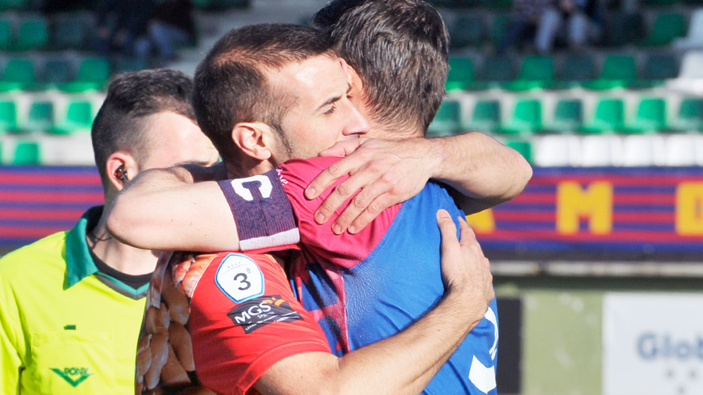 Jornada de favores mutuos 1 El capitán del CD La Granja, Diego Navarro ‘Pluma’ y el de la Segoviana, José Luis Robles ‘Anel’, durante el derbi. / KAMARERO
