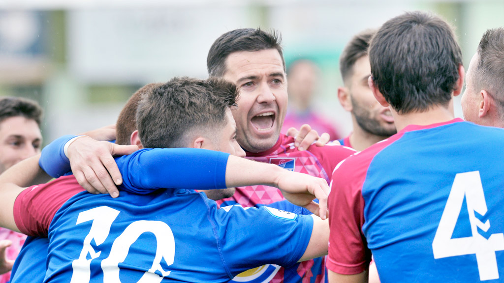 Los jugadores de la Gimnástica Segoviana celebran un gol, durante un partido del campeonato regular de la Tercera División. / KAMARERO