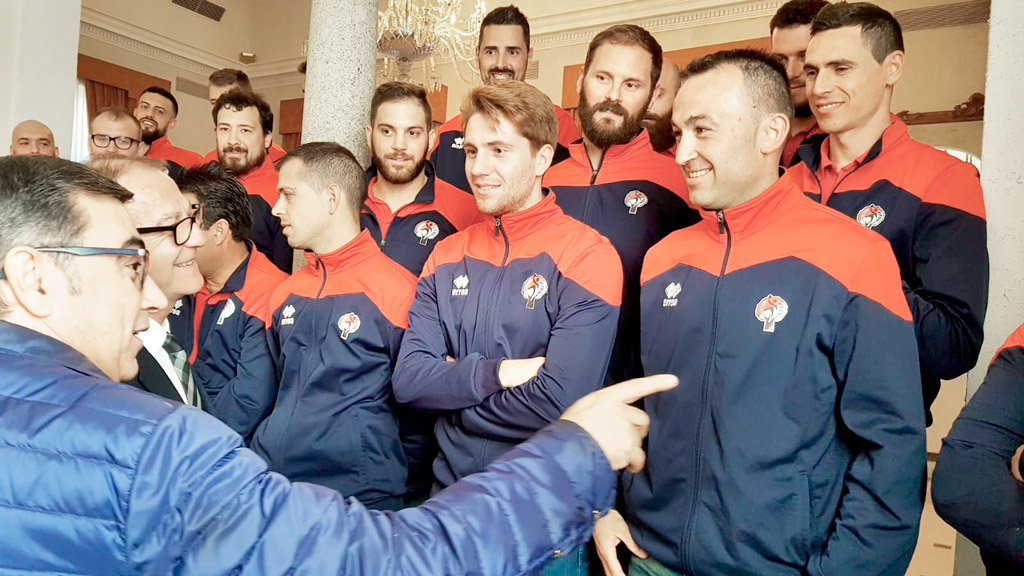 El ministro de Deportes, José Guirao, recibe al Viveros Herol Nava 1 Los jugadores del Viveros Herol Nava, los componentes del cuerpo técnico y el presiente Julián Mateo, junto al ministro de Cultura y Deportes, José Guirao. / BM NAVA