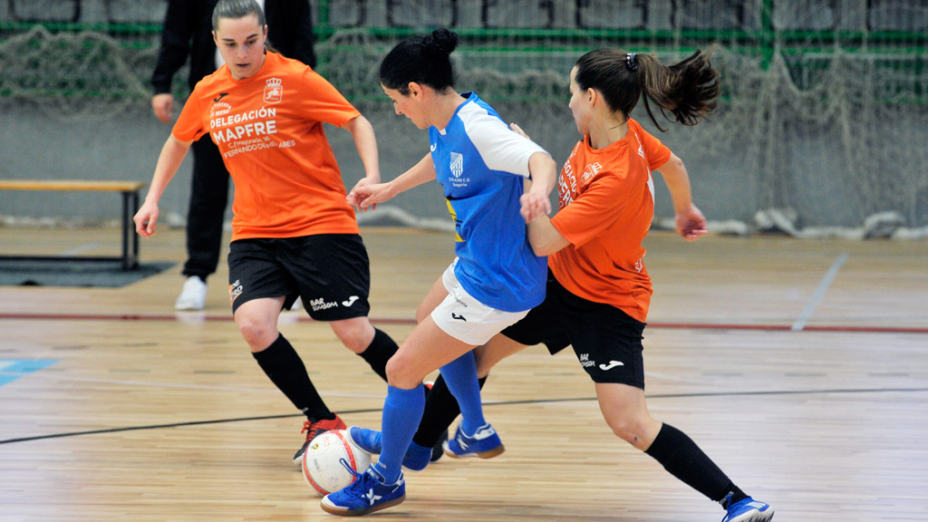 Laura Llorente, presionada por dos rivales en un partido del Unami. / KAMARERO