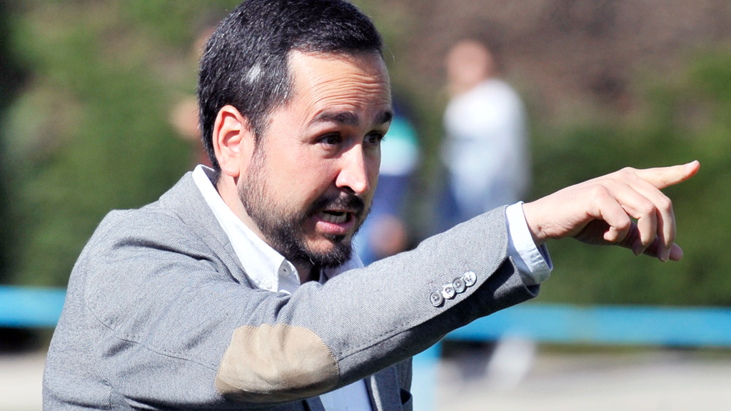 El entrenador del CD La Granja, Diego Yepes, da instrucciones desde el área técnica en el último partido. / KAMARERO