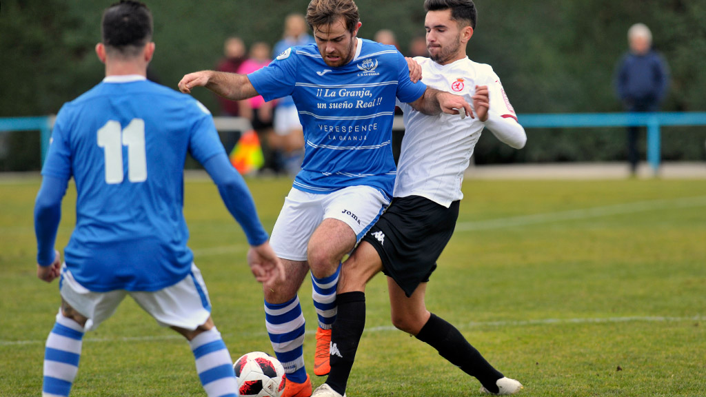 El centrocampista del CD La Granja Alfonso Berrocal gana la posición a un rival ante la mirada de Koby. / KAMARERO