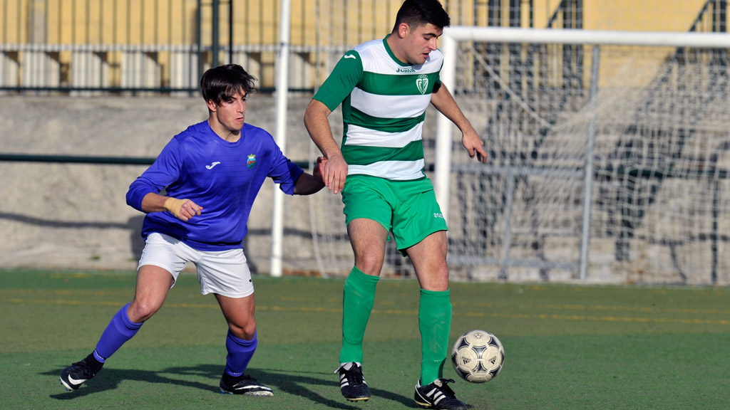 El jugador del Cantimpalos controla el balón en la imagen de archivo. / KAMARERO