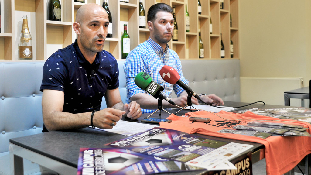 Ricardo de Andrés (izq.) y Roberto Álvarez, durante la presentación del Campus del CD Futse que comenzará el 1 de julio. / KAMARERO