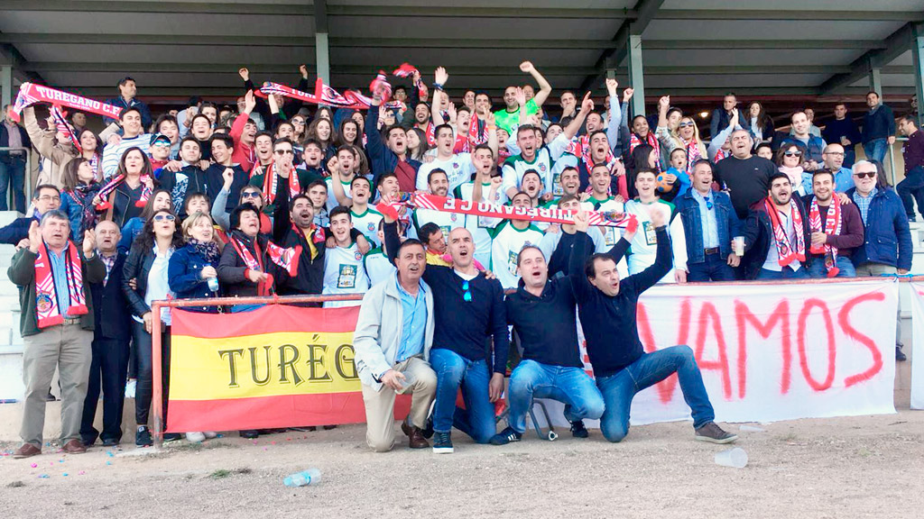 Jugadores y aficionados del Turégano celebran el título de Liga conseguido tras una emocionante última jornada de Liga. / EL ADELANTADO