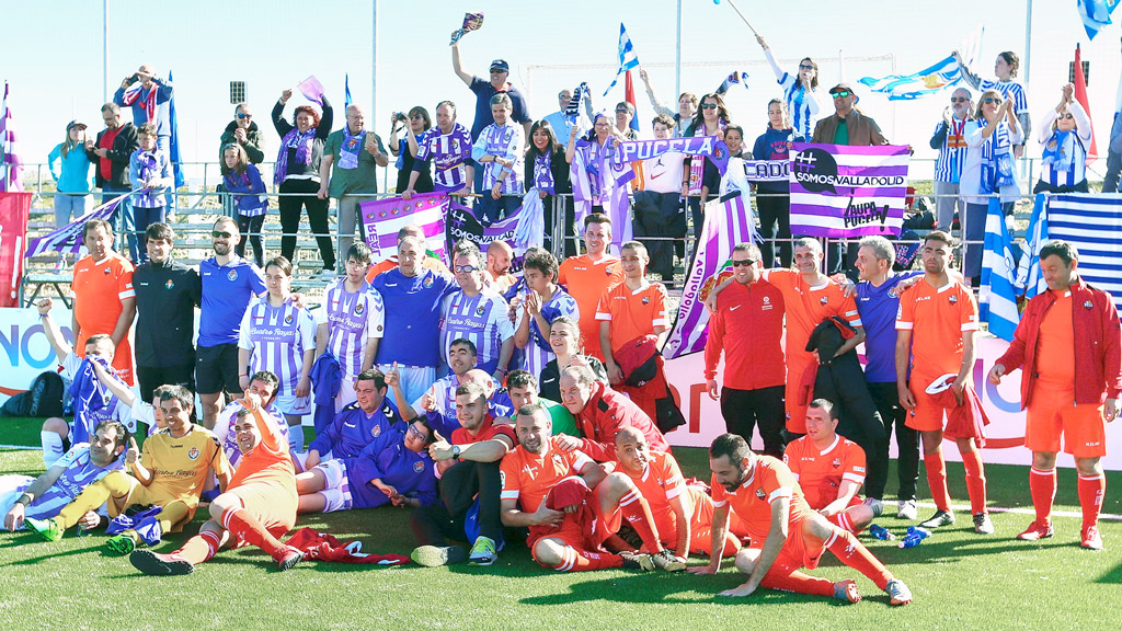 Ilusión a raudales 1 Los jugadores del Real Valladolid festejan la jornada junto con el equipo rival y con su afición, en la tercera fase de LaLiga Genuine disputada en Los Ángeles de San Rafael. / LALIGA GENUINE