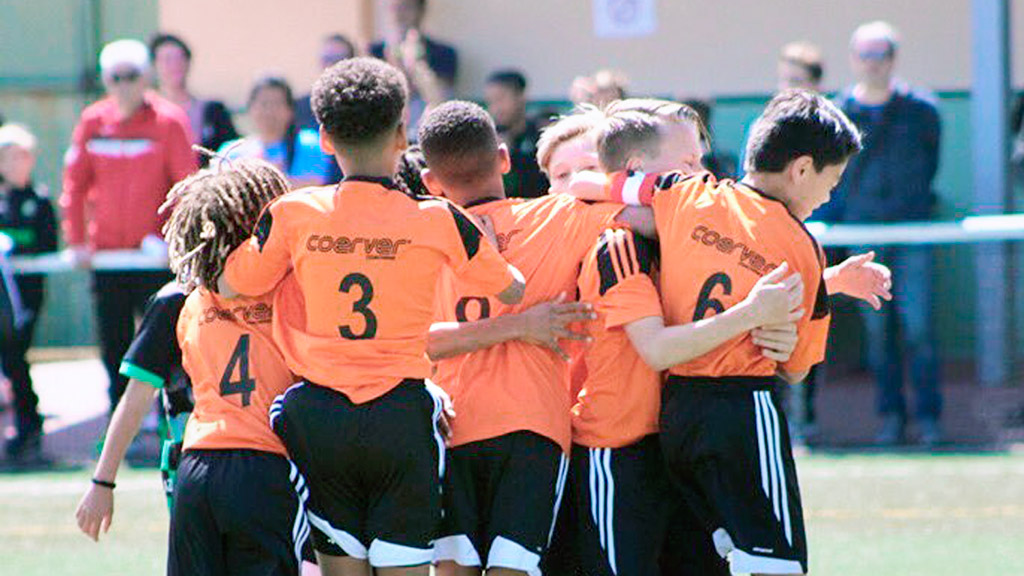 La cantera se luce en la Real Sitio Cup 1 Los jugadores del CD Coerver de Holanda celebran un gol en las instalaciones deportivas de San Ildefonso. / REAL SITIO CUP