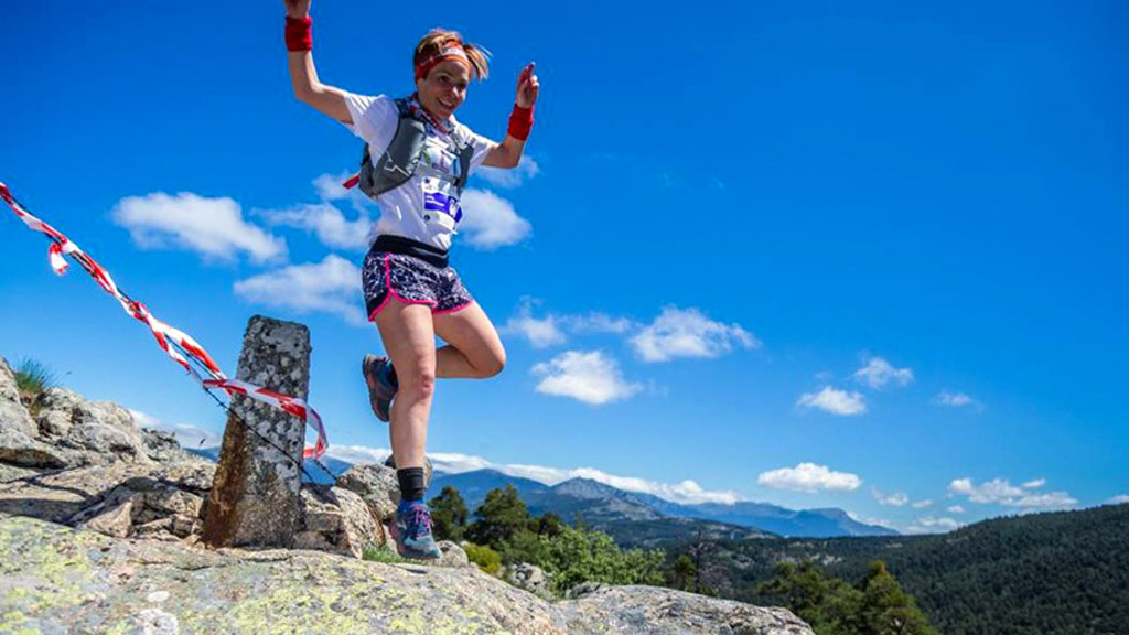 Un corredor sube uno de los tramos del trail. / JCD