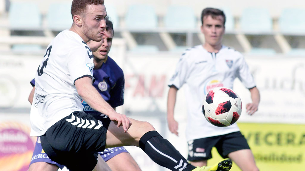 Subcampeones 1 El delantero de la Gimnástica Segoviana Agus Alonso baja un balón ante la mirada de un jugador del Cristo y de Elías Hevia. / JUAN MARTÍN - GIMNÁSTICA SEGOVIANA