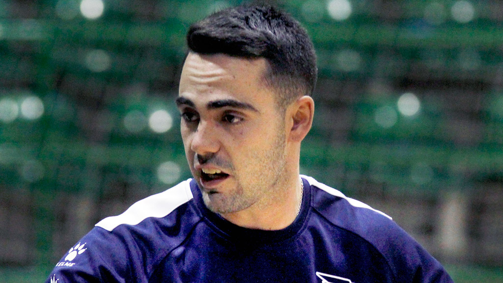 El entrenador del conjunto juvenil del Naturpellet Segovia, Luis Andrés Dorrego ‘Luigi’, durante un partido. / NEREA LLORENTE