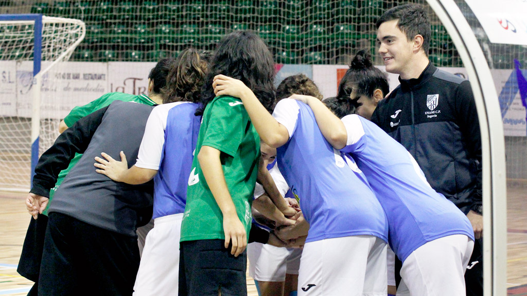 Las jugadoras y el cuerpo técnico del Unami hacen piña antes de la disputa de un encuentro en el Pedro Delgado. / NEREA LLORENTE