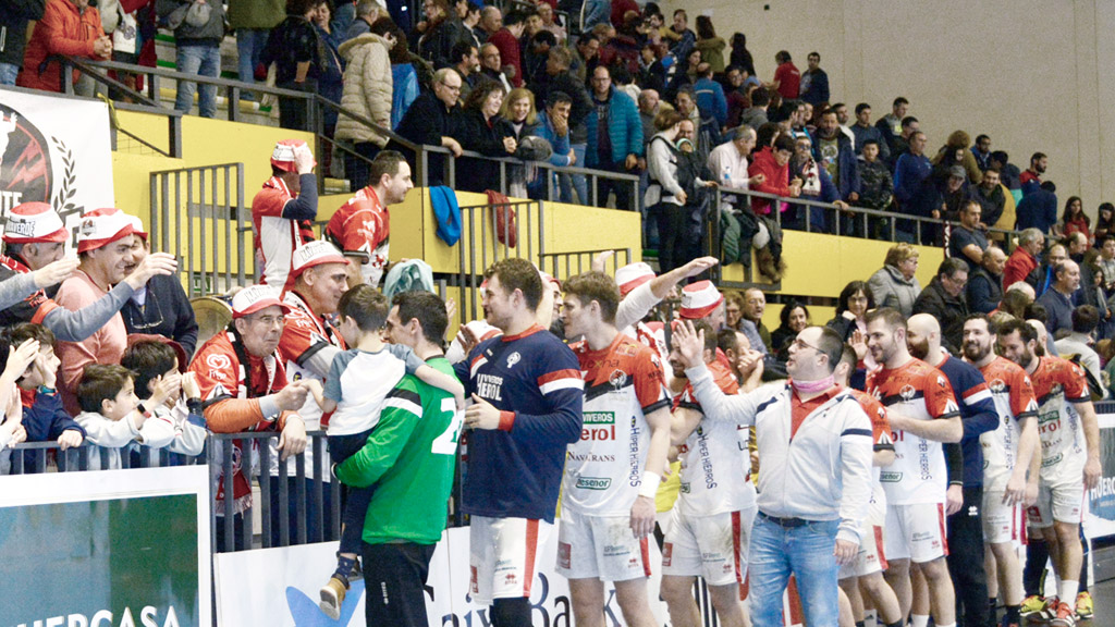 Los jugadores del Viveros Herol Nava saludan a los aficionados al finalizar un partido. / A. MARUGÁN