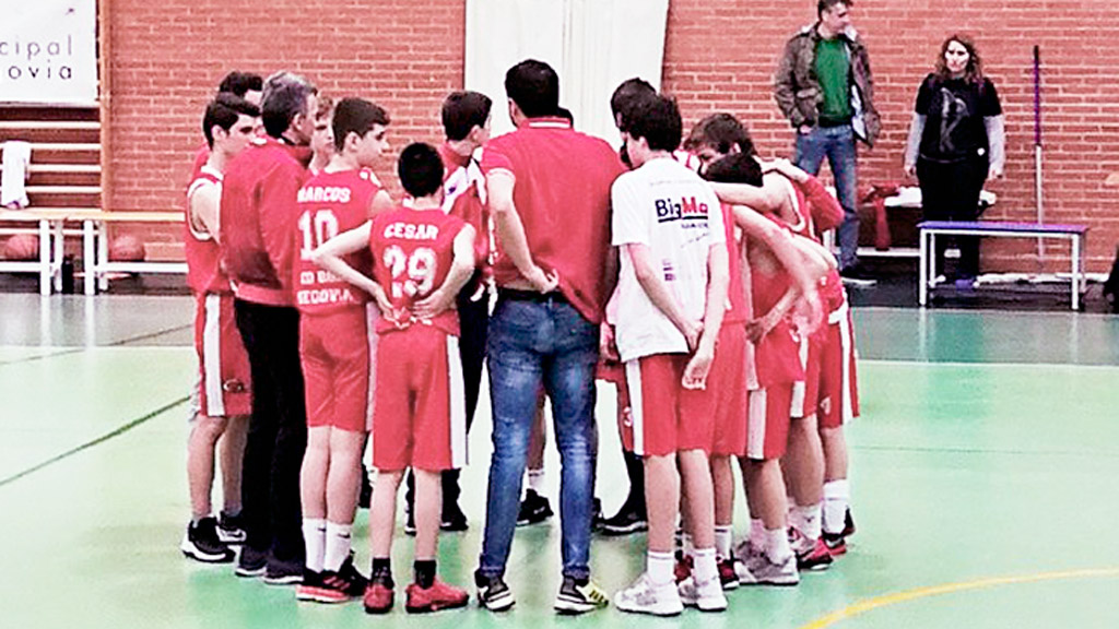 El CD Base, en el corrillo al final del encuentro ante el Maristas. / CD BASE