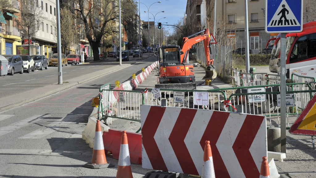 Imagen del paseo Ezequiel González, con las obras en uno de sus carriles. / KAMARERO