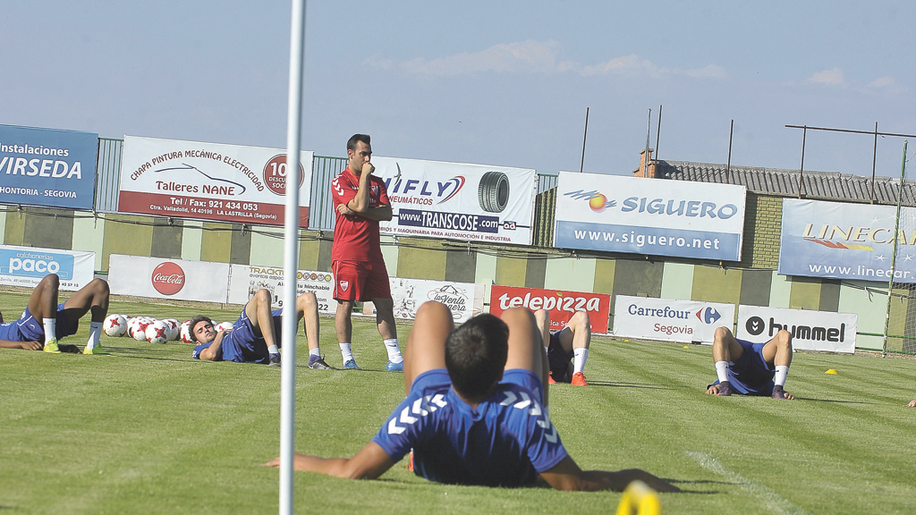 Manu observa a sus jugadores durante un entrenamiento de la Gimnástica Segoviana. / KAMARERO