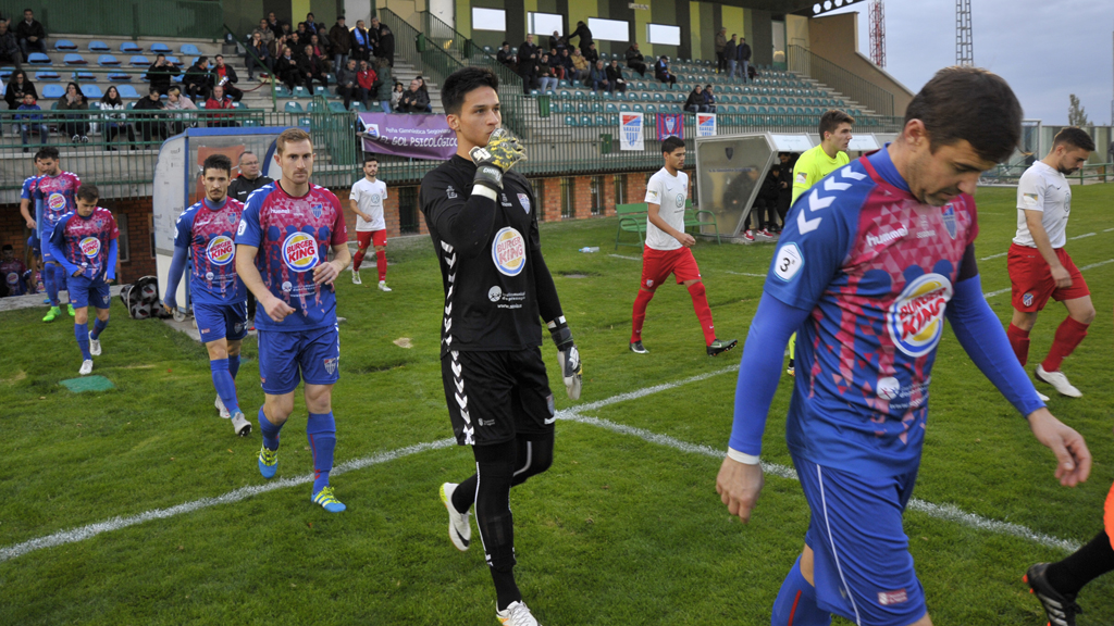 El portero de la Segoviana Christian Martín, saliendo del vestuario. / KAMARERO